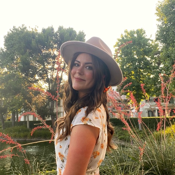 Meet your Posher, Jessica - Picture 2 of 2